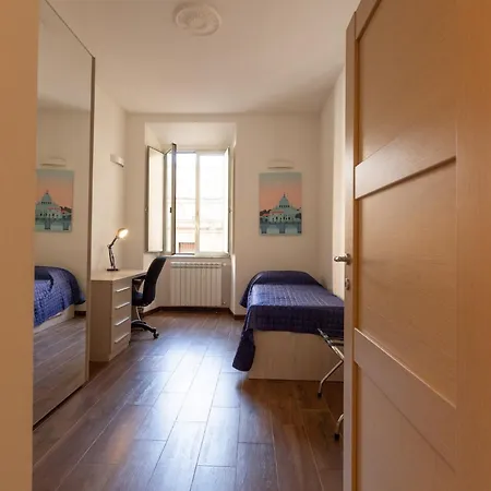 Guesthost - Roomy In Rome's Centre *