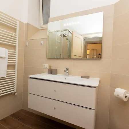 Guesthost - Roomy In Rome's Centre Apartamento Roma