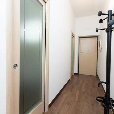 Guesthost - Roomy In Rome's Centre *